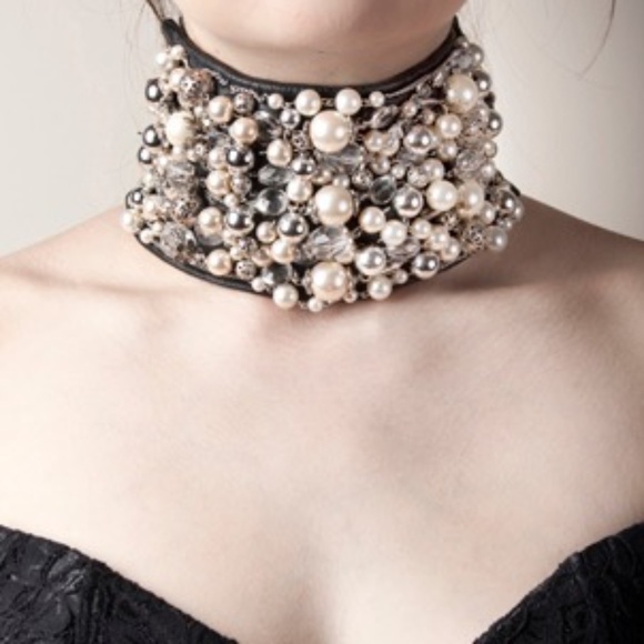 Spectacular Pearl and Crystal embedded Neck Cuff - Picture 2 of 9